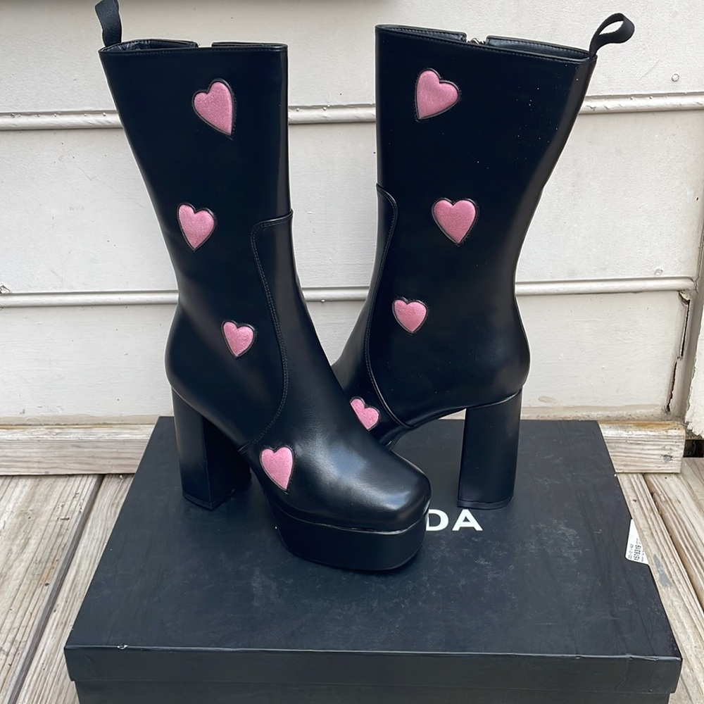 NIB -LAMODA "Believe That" Black Platform Heart Boots Size 8